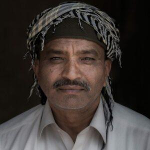 Voici le portrait d'un homme, dans une attitude de profonde sérénité. Réalisée au Pakistan cette photo est disponible à la vente sur le site unpeudart.fr