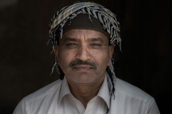 Voici le portrait d'un homme, dans une attitude de profonde sérénité. Réalisée au Pakistan cette photo est disponible à la vente sur le site unpeudart.fr