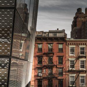 Photographie d'art disponible à l'achat en ligne. Elle montre tout le contraste de cette ville qu'est New York. Prise à partir de la High Line on peut ainsi contempler ces fameux immeubles de brique.