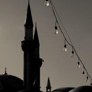Cette photographie d'art nous montre une rangée d'ampoules électriques, ainsi qu'une des plus ancienne mosquée du monde. Cette oeuvre d'art est disponible à la vente sur le site.