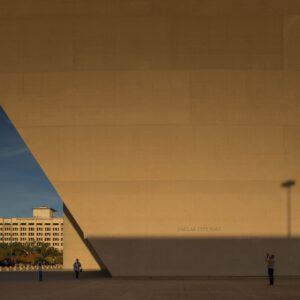 Prise à Dallas cette photographie d'art a été réalisée par Thibaut de Rohan Chabot. Bâtiment crée par le célèbre architecte Ieoh Ming Pei. Cette œuvre d'art est disponible à l'achat en ligne.