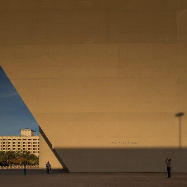 Prise à Dallas cette photographie d'art a été réalisée par Thibaut de Rohan Chabot. Bâtiment crée par le célèbre architecte Ieoh Ming Pei. Cette œuvre d'art est disponible à l'achat en ligne.