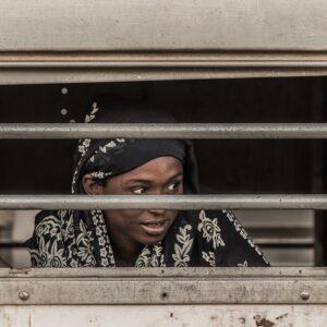 Voici une photo exécutée par Thibaut de Rohan Chabot. Prise dans une gare désaffectée de Djibouti, on peut voir trois personnages, derrière les barreaux d'un wagon.