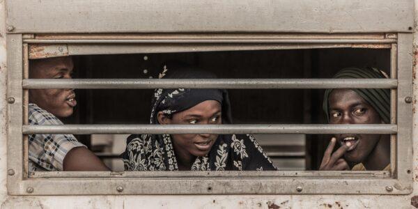 Voici une photo exécutée par Thibaut de Rohan Chabot. Prise dans une gare désaffectée de Djibouti, on peut voir trois personnages, derrière les barreaux d'un wagon.