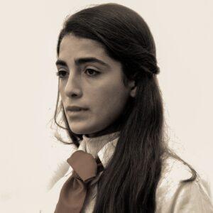Cette photographie d'art a été prise en Syrie en 2015. Thibaut de Rohan Chabot, photographe, a su capter le regard de cette jeune fille, empreint de tristesse et de désarroi.