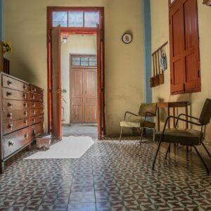 Il s'agit d'une photographie d'art, représentant l'entrée d'une pièce avec une commode sur la gauche, et 2 chaises sur la droite. Cette œuvre d'art est disponible à la vente, le paiement étant assuré par paypal notamment