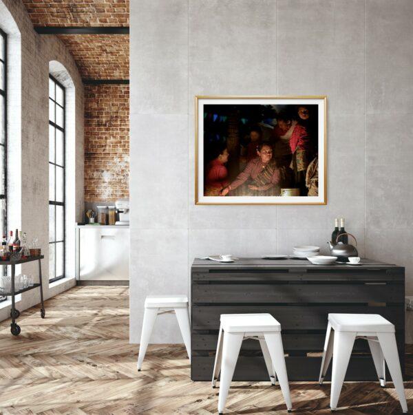 Oeuvre d'art réalisée au Népal, lors d'une cérémonie. Le clair-obscur est omniprésent sur la photo. Cette dernière est disponible à la vente sur le site de Paragone Concept.