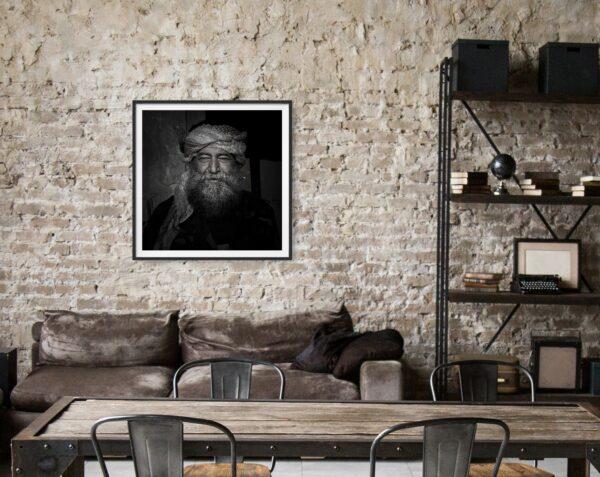 Portrait d'un agent immobilier, dans un village reculé de la Syrie. Le Clair obscur prend tout son sens dans cette oeuvre. Disponible à l'achat sur le site