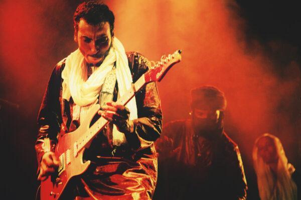 Artiste Bombino photographié par Eric Meurice. Photo disponible à la vente sur le site de Paragone Concept.