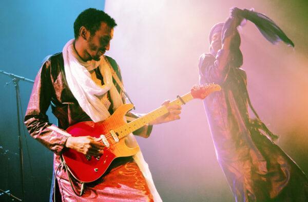 Photographie de l'artiste Eric Meurice. Elle représente un guitariste jouant lors d'un concert. Cette photographie est disponible sur www.paragone-concept.com