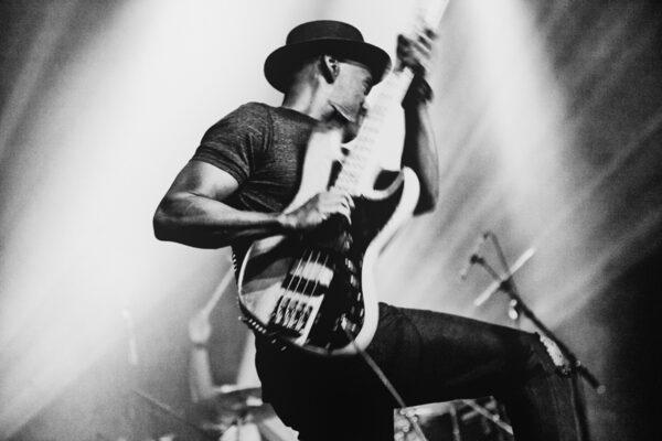 Marcus Miller photographié par l'artiste Eric Meurice alias Moricio. Vendu sur le site de Paragone Concept.