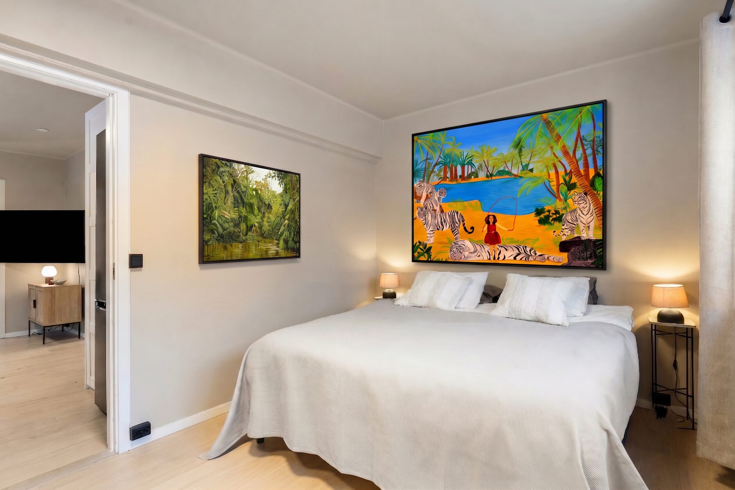 Chambre d'hôtel moderne décorée avec deux peintures contemporaines très colorées accrochées au mur.