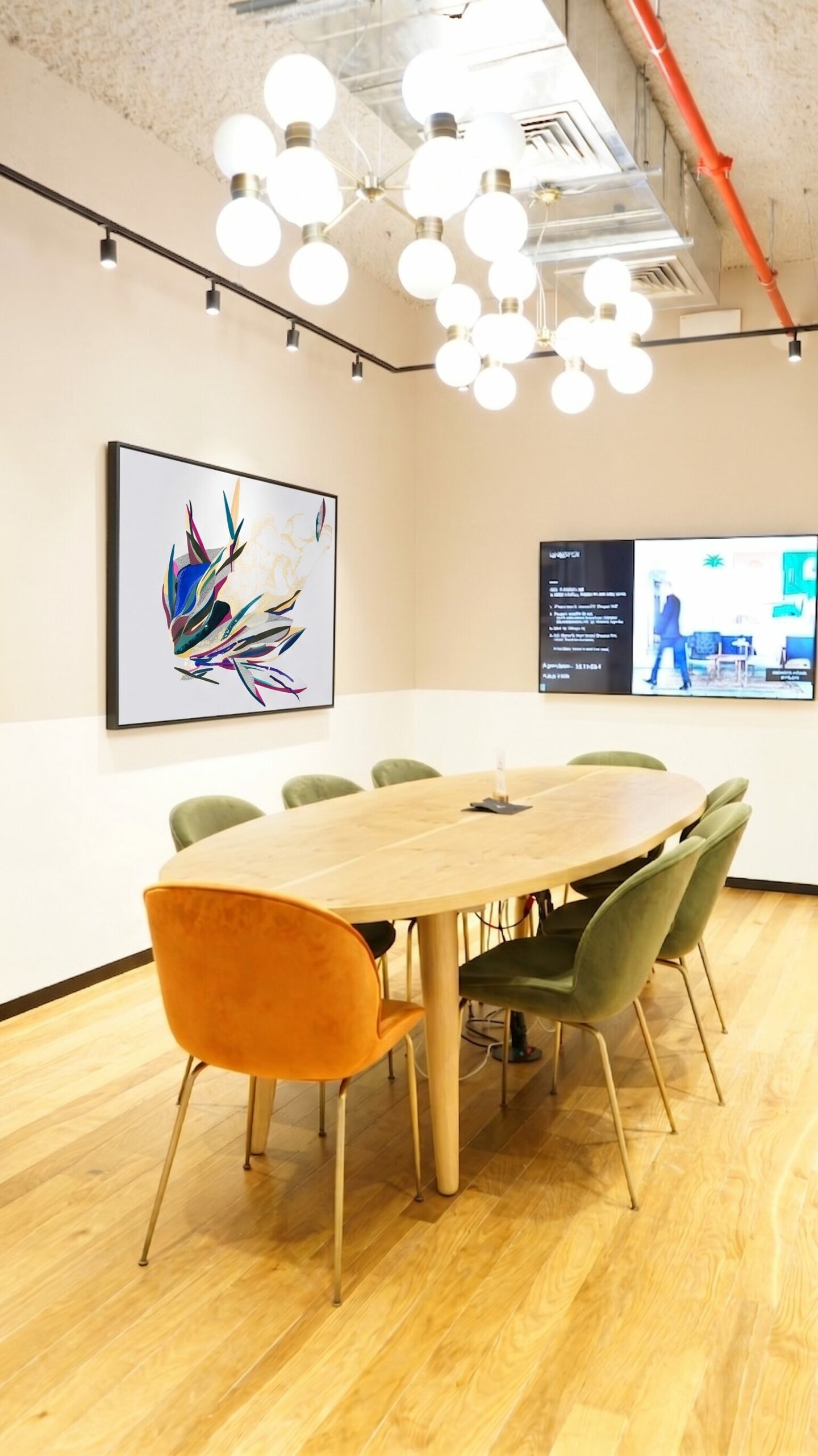 Salle de réunion de style industriel avec grande toile