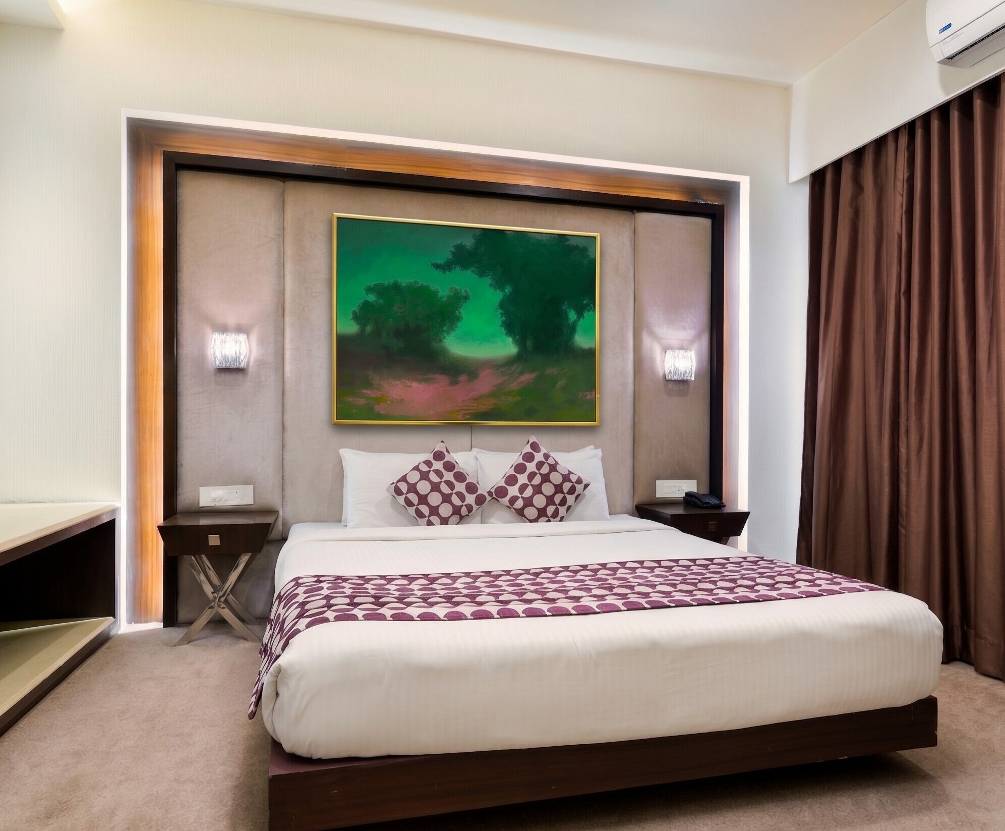 Chambre d'hôtel chaleureuse avec tableau encadré