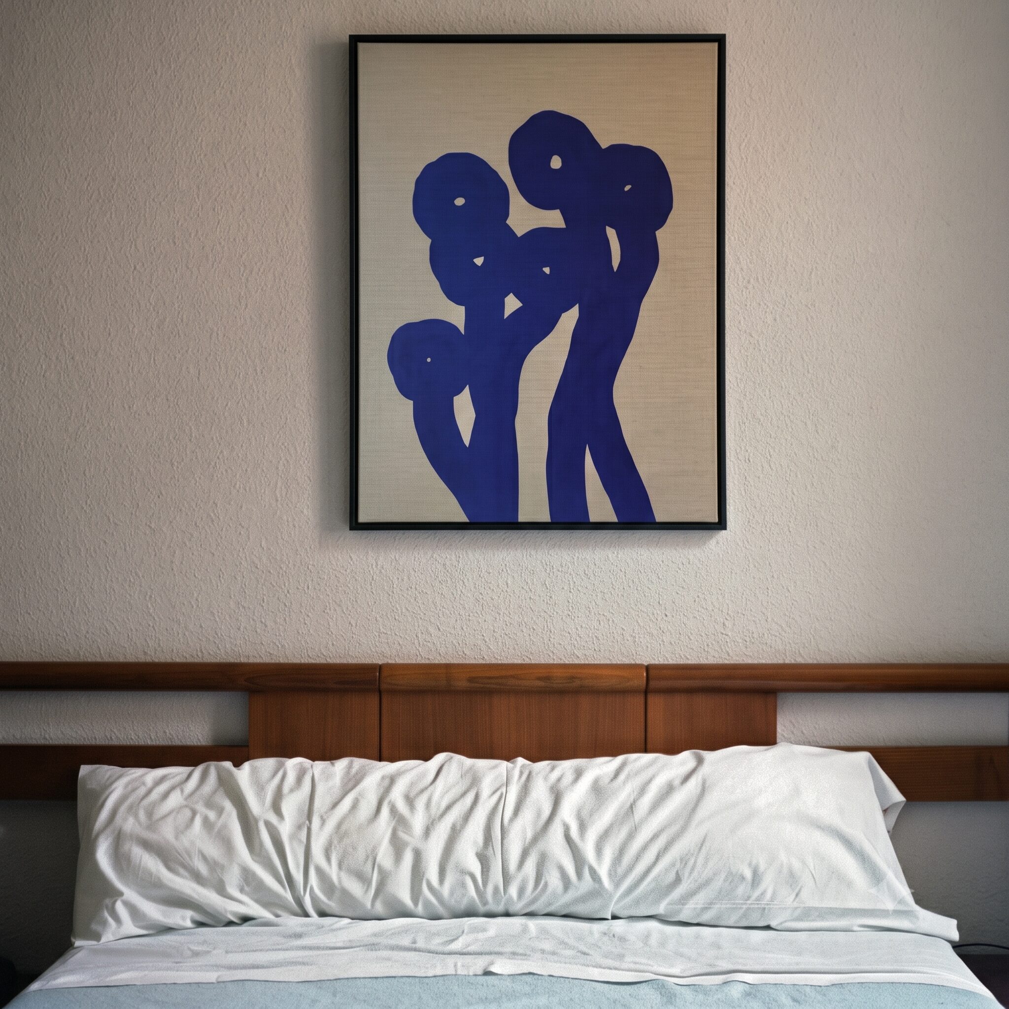 Chambre d'hôtel de luxe avec art abstrait bleu