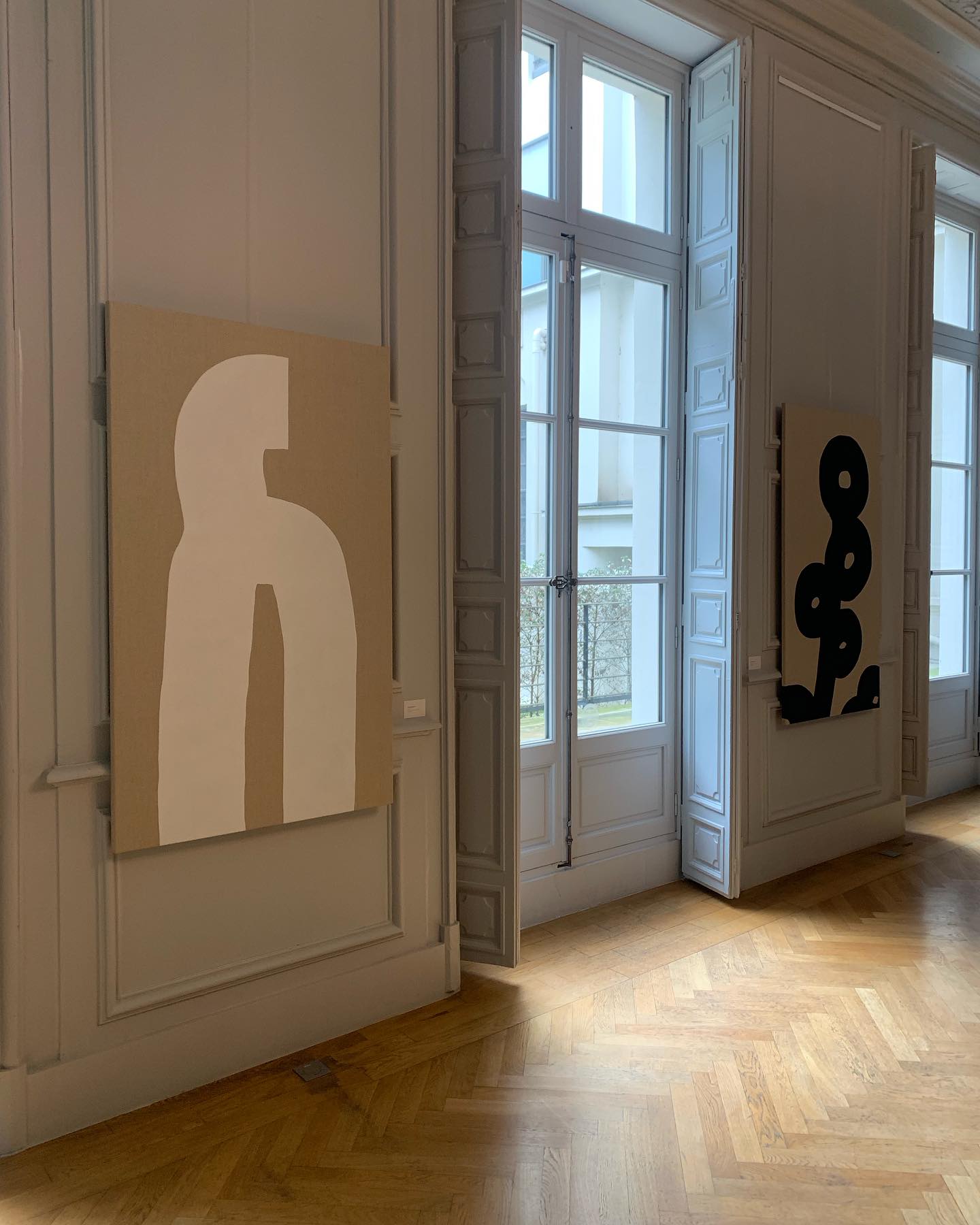 Œuvres de Laurent Masoero dans un intérieur classique